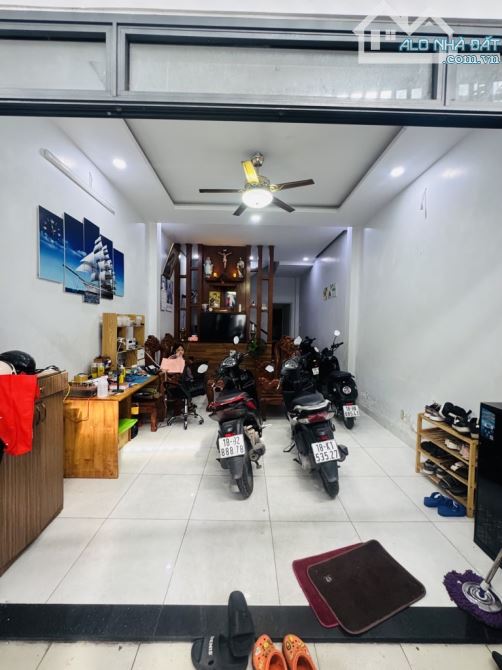 CẦN BÁN NHÀ BÌNH TÂN, 3 TẦNG BTCT, DT 4X13M, HẺM NHỰA 6M THÔNG, CHỈ NHỈNH 4 TỶ - 6