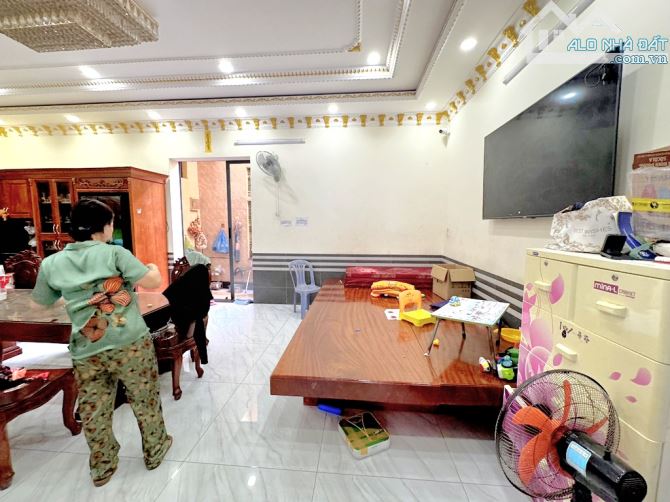 BIỆT THỰ 3 TẦNG, NGANG 8M, MẶT TIỀN - LÃ XUÂN OAI, QUẬN 9 - 6