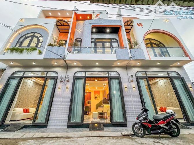 BÁN NHÀ TRỆT LẦU MỚI ĐẸP Full NỘI THẤT - Trục Chính Hẻm 25 Nguyễn Văn LINH -  Hưng Lợi