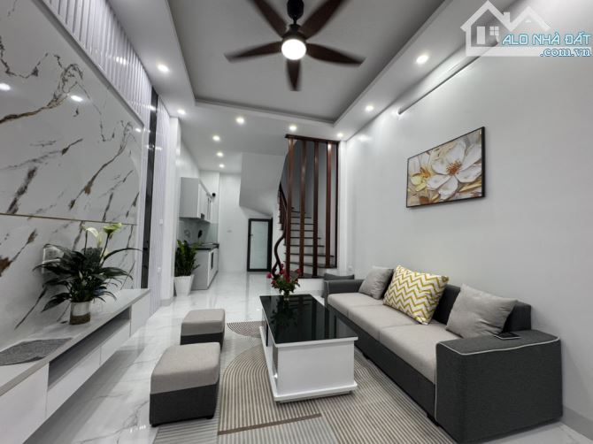 Nhà hiếm Xuân Đỉnh , 35m2  chỉ 7.x tỷ, dân xây , ngõ thông ,ô tô đỗ, full nội thất xịni