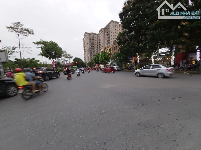 Bán nhà mặt phố Nguyễn Hữu Thọ Lô góc, 240m2 - MT 33m, ở và kinh doanh -nhỉnh 700 triệu/m2