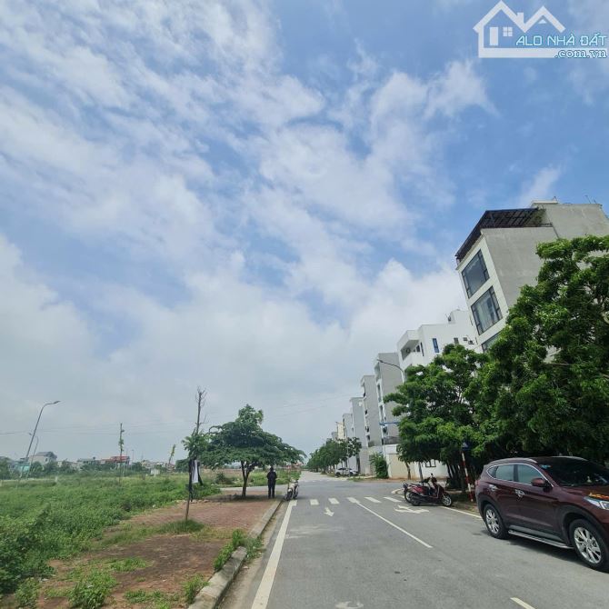 Bán lô Khắc Niệm 2, BN gần vườn hoa . Đã có sổ cá nhân mới còn thơm mùi mực. Dt 90m2 mt 6m