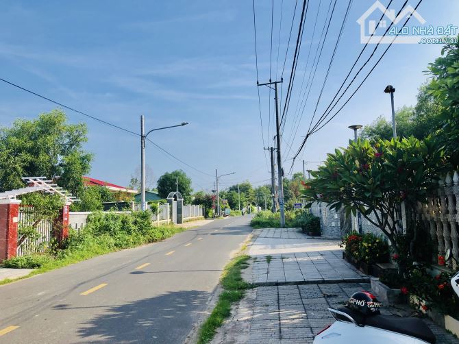 XÃ BIỂN PHƯỚC HẢI-TP HCM-dt: 335m2- ngang 9,8m-sâu 35m- nở hậu 10,3m-100 thổ cư-giá 3t5