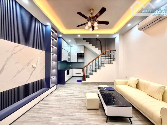 Khâm Thiên Đống đa ngõ thông gần phố, dân xây, Mt rộng 5m 41m 5 tầng chỉ 8.4 tỷ
