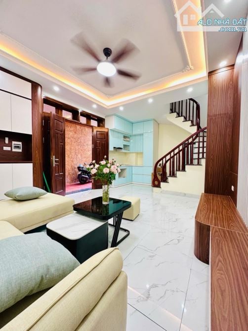 Chính chủ cần bán nhà phố Bồ Đề, Long Biên 35m, 5 tầng, mặt tiền 4m, giá 6.8 tỷ.
