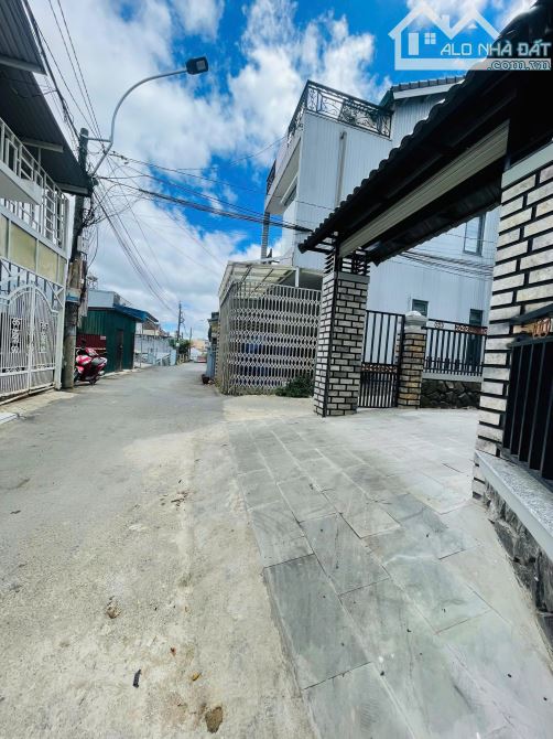 CẦN BÁN NHÀ 2 MẶT TIỀN ĐẸP P.7, ĐÀ LẠT GIÁ CHỈ 6,8 TỶ 96m² (sổ riêng đất xây dựng)