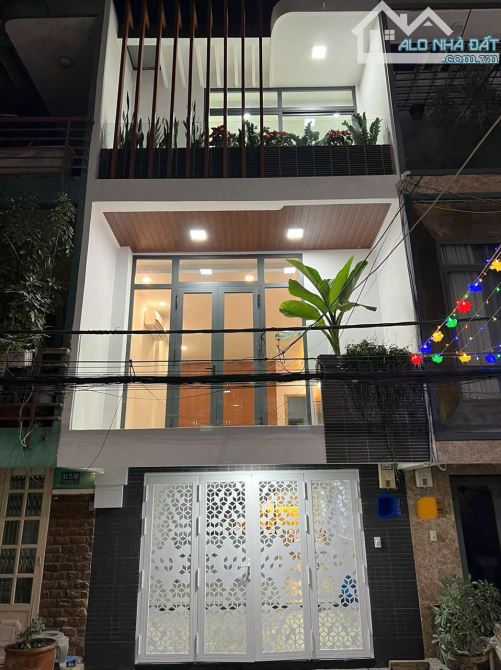 NGAY GA TÂN CẢNG-NHÀ MỚI CỨNG- XE HƠI NGỦ TRONG NHÀ-DT 5X10M(3 TẦNG)- GIÁ 10,9 TỶ TL.