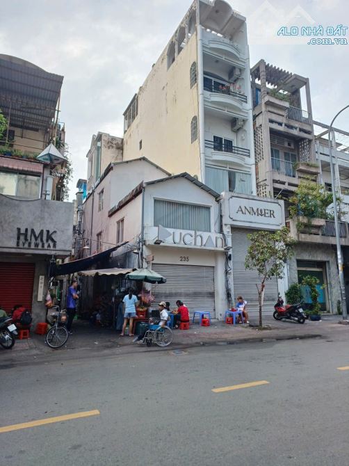 Nhà Góc 2MT Nguyễn Trãi, Q.1 - Ngay Landcaster - DT: 4,22m x 17,5m - Giá: 40 Tỷ