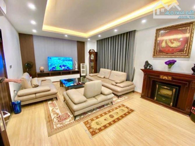 Hoàng Cầu lô góc 5 tầng thang máy nhà mới ô tô tránh, 100m mặt tiền 12m giá 57 tỷ(TL)