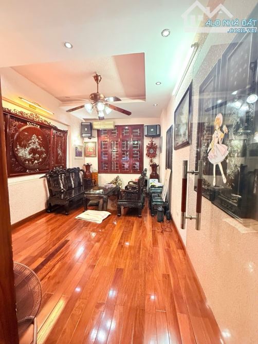 Bán Nhà Phố Cảm Hội - Dân Trí Cao - Vị Trí Xuất Sắc - Nội Thất Toàn Gỗ Giá Trị