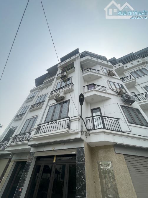 Nhà đẹp gần ga nhổn 34m2 5 tầng mặt tiền 4.9m ô tô đỗ cửa thoáng đãng ở sướng 4 tỷ 3
