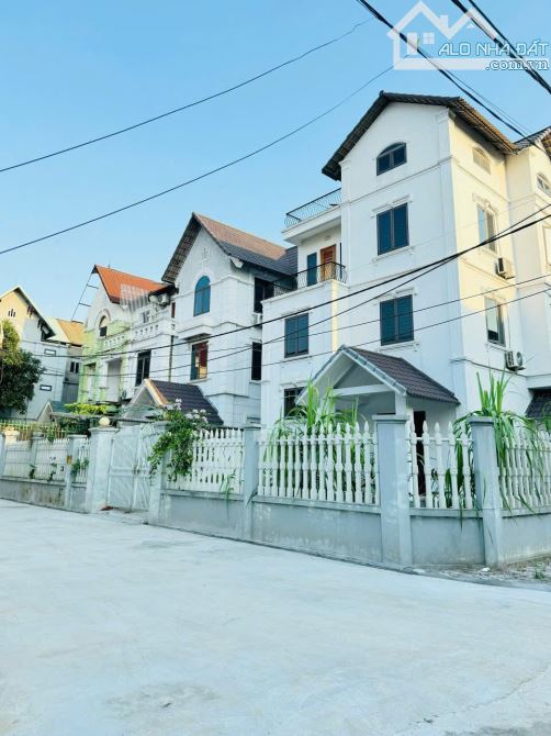 Bán nhà 3 tầng . BT Đồng Xép . Hoàn Sơn . dt 244m . mt 10m . hướng TB 7 Tỷ 3