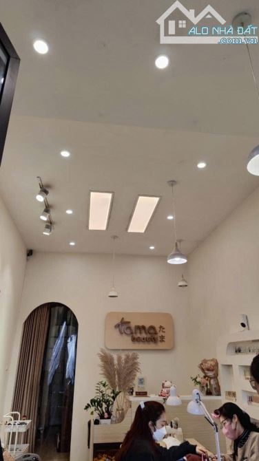 Cho thuê 40m2, tầng 1,nở hậu có lộc,  nhà mặt phố đi bộ Mai Anh Tuấn, view hồ Hoàng Cầu