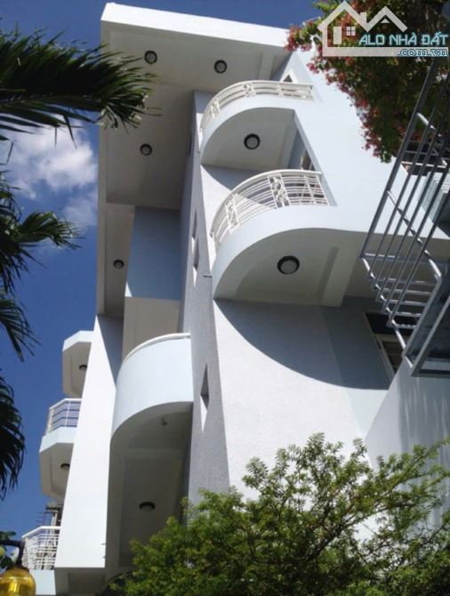 Vị trí cực đẹp nhà hẻm xe hơi Trần Quang Diệu, quận3 (4.3x21m 3 tầng, k lỗi, ở ngay) 15 tỷ