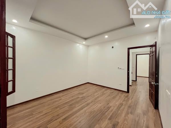 PHỐ DỐC TAM ĐA TÂY HỒ 10 TỶ DT 50M MT 4M 5T KINH DOANH Ô TÔ TRÁNH