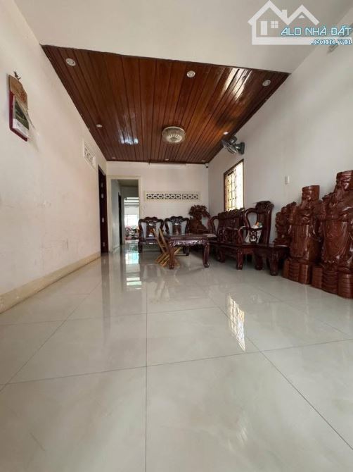 BÁN NHÀ CẤP 4 HẺM LÊ THỊ HỒNG GẤM - GẦN CHỢ TÂN AN.DT 8,58x21m - TC 100% - ĐÔNG NAM