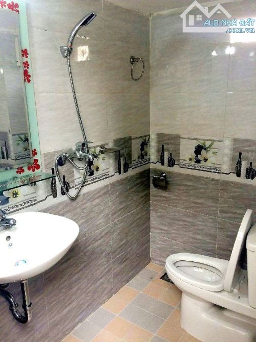 THƯỢNG THANH - GẦN PHỐ - LÔ GÓC - BÁN ĐẤT TẶNG NHÀ CẤP 4 CÓ GÁC XÉP - Ở LUÔN - 1