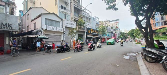 Nhà Góc 2MT Nguyễn Trãi, Q.1 - Ngay Landcaster - DT: 4,22m x 17,5m - Giá: 40 Tỷ - 1