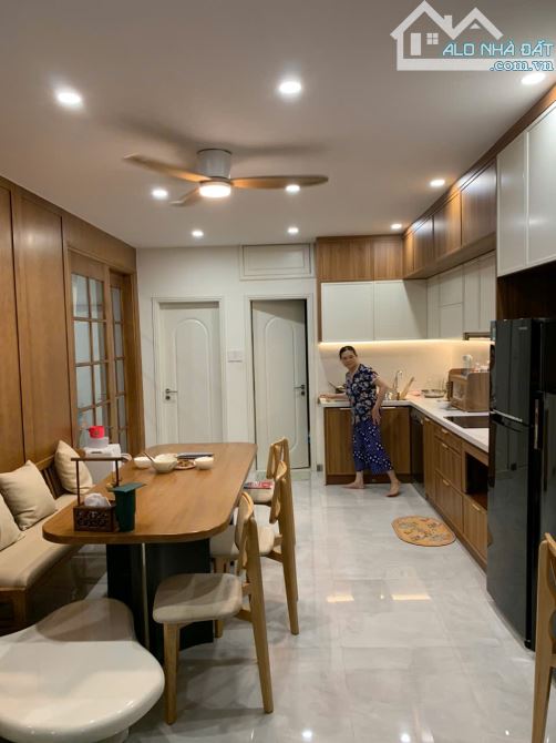 Bán chung cư Bộ Khoa Học Công Nghệ đường Nguyễn Văn Huyên 100m 2PN nhà sửa đẹp có lốt đỗ ô - 1