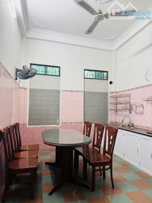 Cho thuê nhà ngõ 5 phố Hoàng Sâm. Diện tích 50m2 x 4 tầng mỗi tầng 2p +1 wc, ô tô đậu cửa - 2