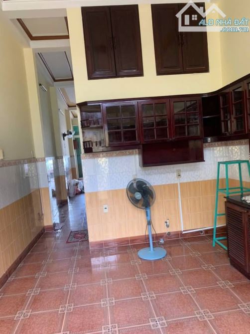 Bán gấp nhà 1 trệt 2 lầu Đ.Dương Công Khi, hóc môn 110m2, sổ riêng. Giá 999Tr - 2