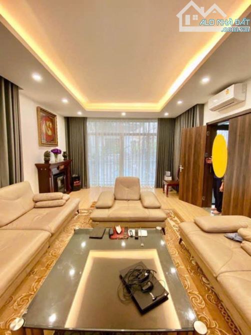 Hoàng Cầu lô góc 5 tầng thang máy nhà mới ô tô tránh, 100m mặt tiền 12m giá 57 tỷ(TL) - 2