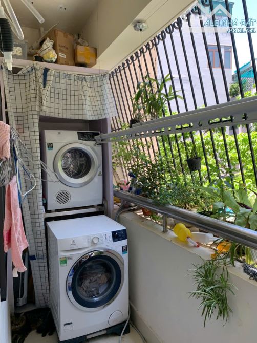 Bán chung cư Bộ Khoa Học Công Nghệ đường Nguyễn Văn Huyên 100m 2PN nhà sửa đẹp có lốt đỗ ô - 2
