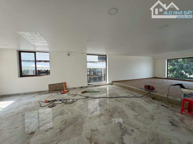 Siêu phẩm, góc 2 mặt tiền Nguyễn Minh Hoàng khu K300, (8x20m)-H 7lầU-HĐT 130tr- giá38 TỶ - 2