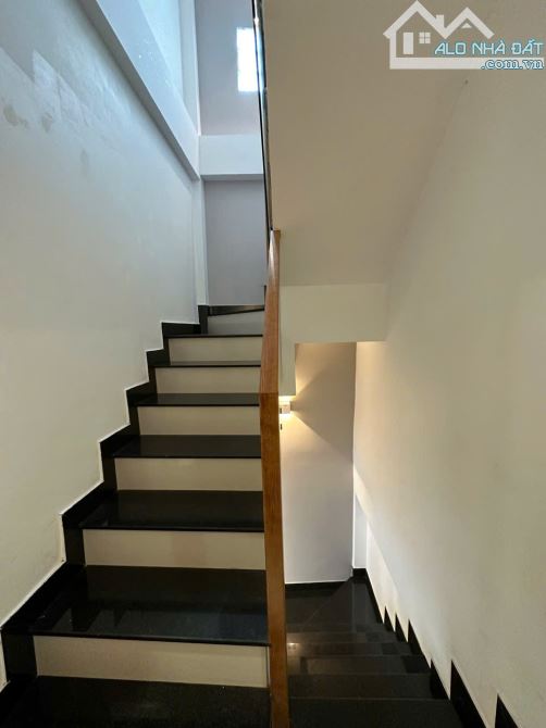 5 PHÚT RA GA TÂN CẢNG ĐI QUẬN 1, Bán Nhà 4 Tầng Mới Đẹp - 50m2 - 4Pn 5Wc xe hơi trong nhà - 5