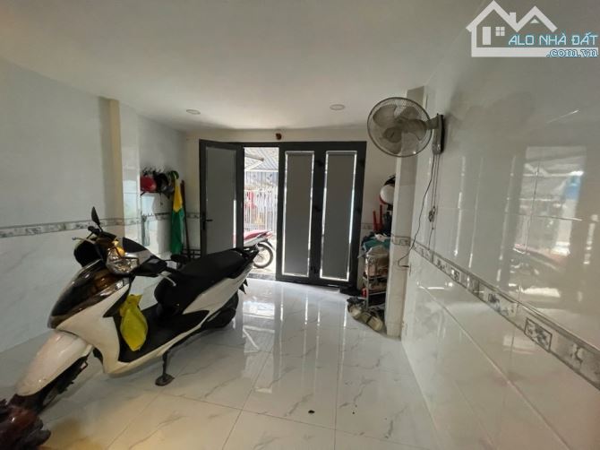 Hẻm ô tô, 7 phòng ngủ, 32m2, gần Quận 4, giá nhỉnh 5 tỷ - 6