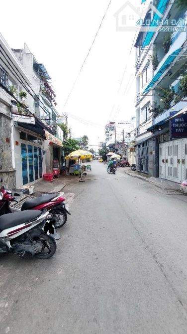 Bán gấp nhà đẹp ở ngay Dương Bá Trạc, xe hơi đỗ cửa, 62m2, SHR, HCĐ, chỉ 18 tỷ.