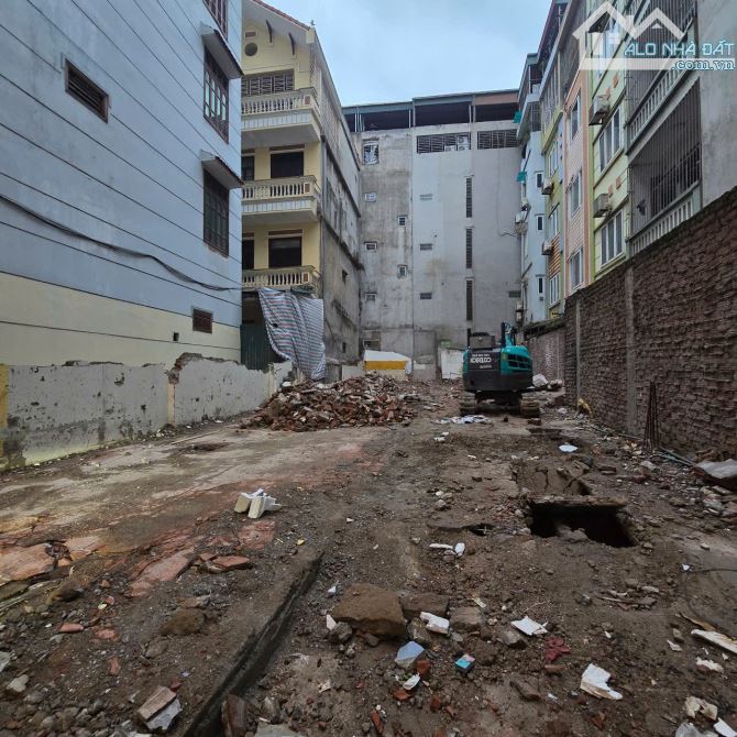 BÁN GẤP Đất Trần Thái Tông. Lô góc, 3 Mặt Ngõ, 230m, Oto vào nhà, Thông, Giá đầu t 200tr/m