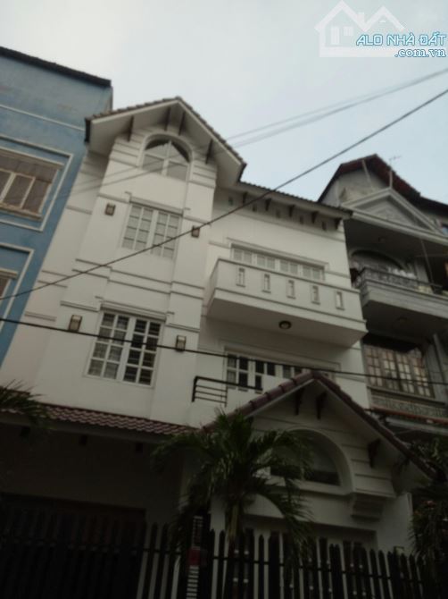 Bán nhà hẻm 10m Sư Vạn Hạnh, Quận 10. DT: 4.7 x 15m. 1 trệt 3 lầu.