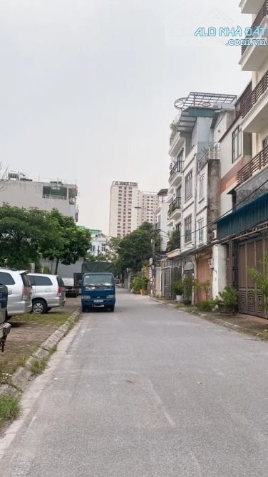 Cần tiền bán nhà dân xây Bát Khối Long Biên 40m2 6T MT5m chỉ 9.1 tỷ có thang máy, gara oto