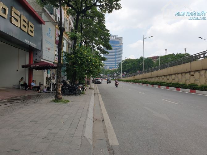 Bán đất mặt phố Nguyễn Chí Thanh, mặt tiền rộng, nhà một mặt phố và 2 mặt ngõ, vỉa hè cực