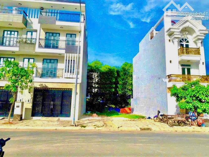 HẠ GIÁ - NỀN ĐẤT NHÀ PHỐ VƯỜN MINI NGAY KHU DÂN CƯ HƯƠNG SEN SỔ HỒNG RIÊNG XÂY 3 TẦNG