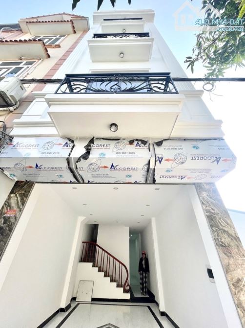 BÁN NHÀ XÂY MỚI 5 TẦNG THANG MÁY X50m2 oto qua nhà ngõ thông , sát KDT hinode kim chung