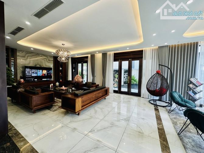 Bán căn biệt thự tại THẠCH BÀN - diện tích 105m lô góc 4tầng ô tô tránh - giá 17,4tỷ