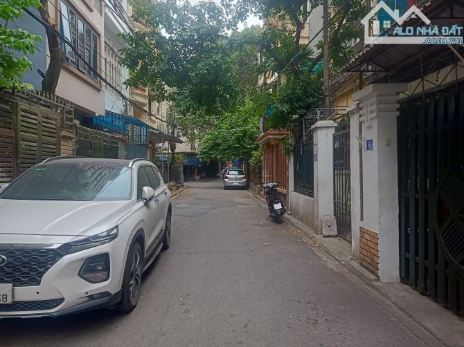 Gia đình tôi bán nhà Hoàng Quốc Việt-Nghĩa Đô, ô tô đỗ cửa, 60m2 mặt tiền 5m giá 17 tỉ.