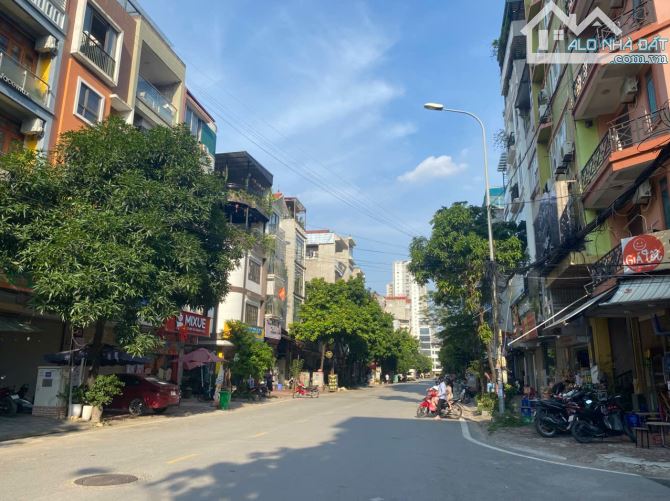 Bán nhà phố Phú Diễn, 110m², 10 tầng, 40 phòng, dòng tiền 220 triệu/tháng, ô tô nhỉnh 38tỷ