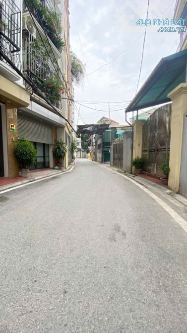 Bán nhà 5 tầng Việt Hưng, Long Biên, Ngõ ô tô thông, gần phố, ô tô đỗ cửa, giá hơn 6 tỷ
