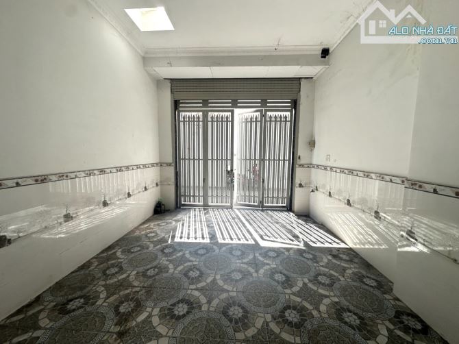 Nhà 4x17m 3 tầng hẻm 6m sát mặt tiền Nguyễn Ảnh Thủ, chỉ 5 tỷ 5