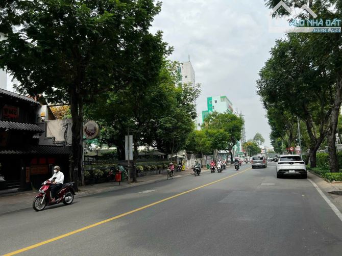 Bán nhà khuôn đất ngang lớn mặt tiền Trần Quốc Thảo, Q3 (14m x 40m) hầm 3 lầu.