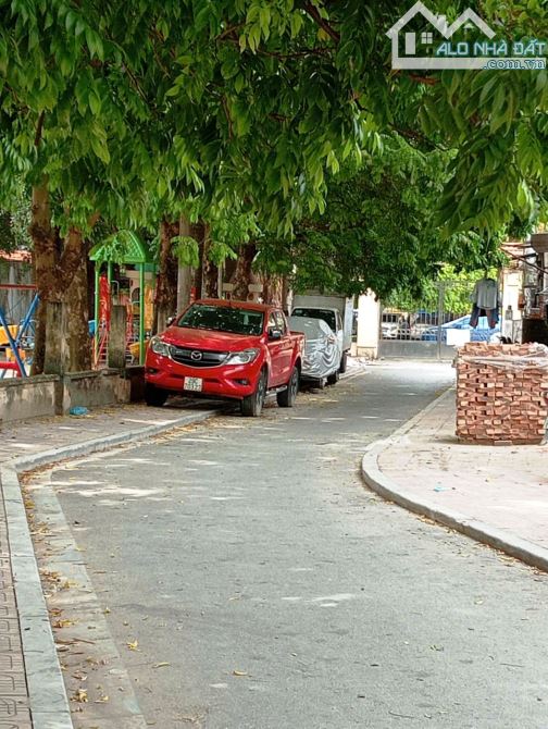 Hơn10 tỷ, 51m2 đất đẹp Phố Lụa, Mt4.2m - Ô tô - Lô áp góc - Sát công viên 2ha - Kinh doanh