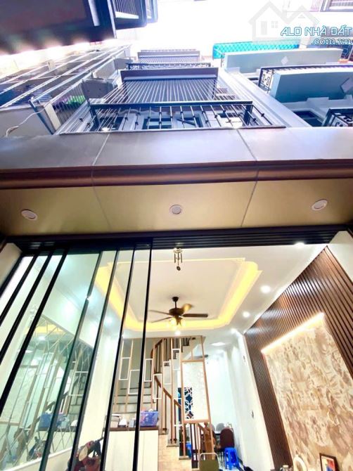 Bán nhà Pháo Đài Láng, ngõ rộng, gần ô tô, nhà đẹp ở ngay, 43m2, 5 tầng, giá 10 tỷ