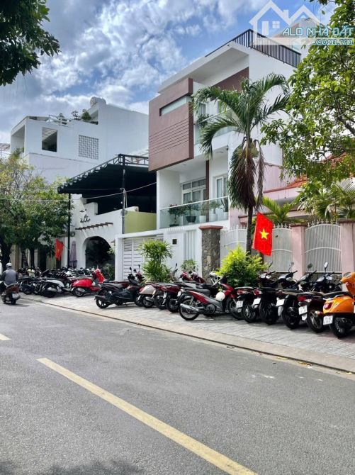 Bán nhà mặt tiền đường Nguyễn Hữu Huân