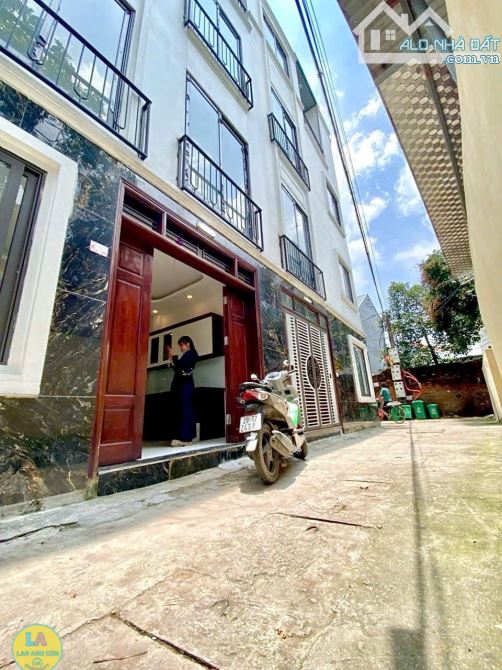 DƯỚI 3 TỶ, KHẲNG ĐỊNH KO CÓ CĂN NÀO ĐẸP HƠN, Ô TÔ ĐỖ CỬA, KO MUA SẼ RẤT TIẾC.GIÁ 2.78 TỶ