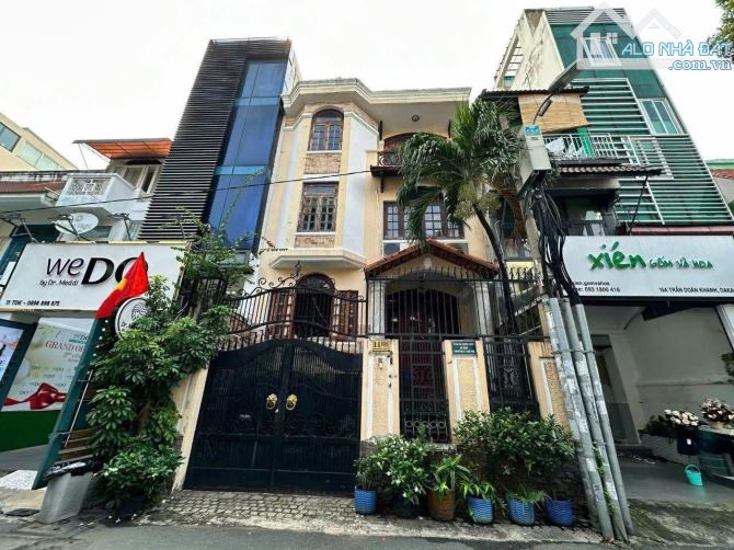 Bán biệt thự mặt tiền đường Trần Doãn Khanh, Phường Đakao, Quận 1 khu dân trí cao