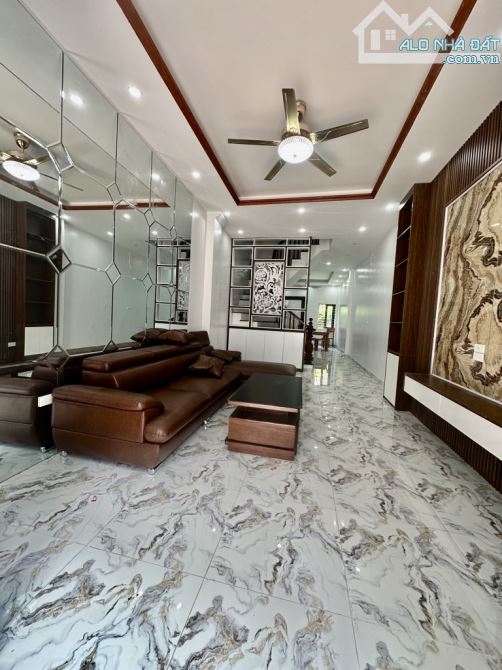 Nhà đẹp - Lô góc - Mới tinh - Ngõ Nông Rộng Thoáng - ô tô con lùi tận cửa nhà tại Vĩnh Hưn
