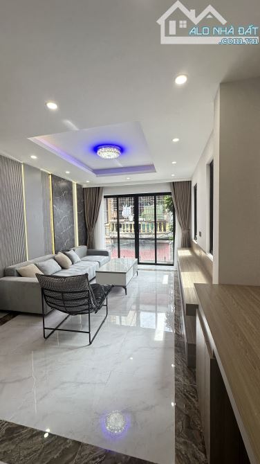 BÁN NHÀ LÔ GÓC 2 MẶT THOÁNG -MỚI TINH 5 TẦNG THANG MÁY-KINH DOANH ĐỈNH PHỐ CHU HUY MÂN